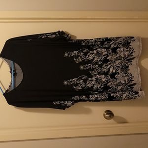 5X (34/36) Blak & White casual dress top.  34" hem line.  Stretchy & comfortable